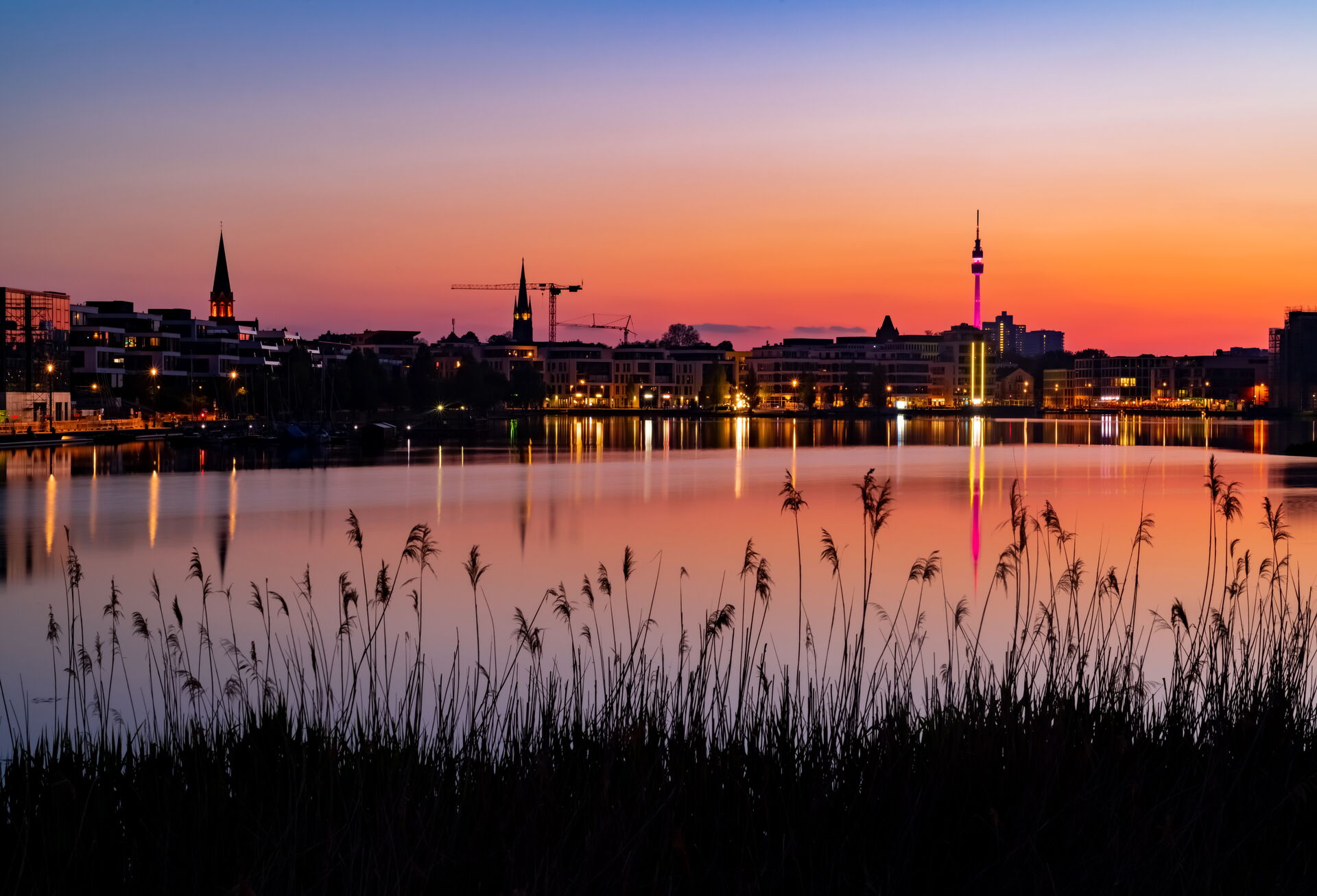 Blick auf die Skyline von Dortmund bei Nacht über den Phönixsee
