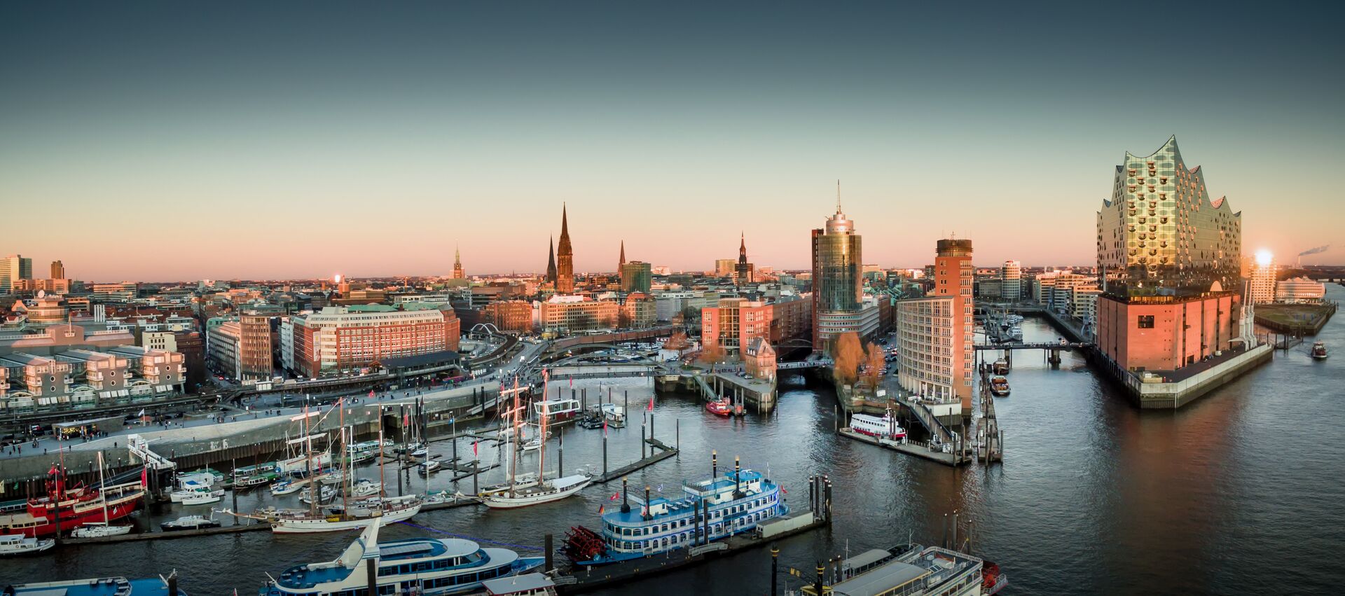 Skyline
von Hamburg mit Wasserblick und Stadtpanorama
