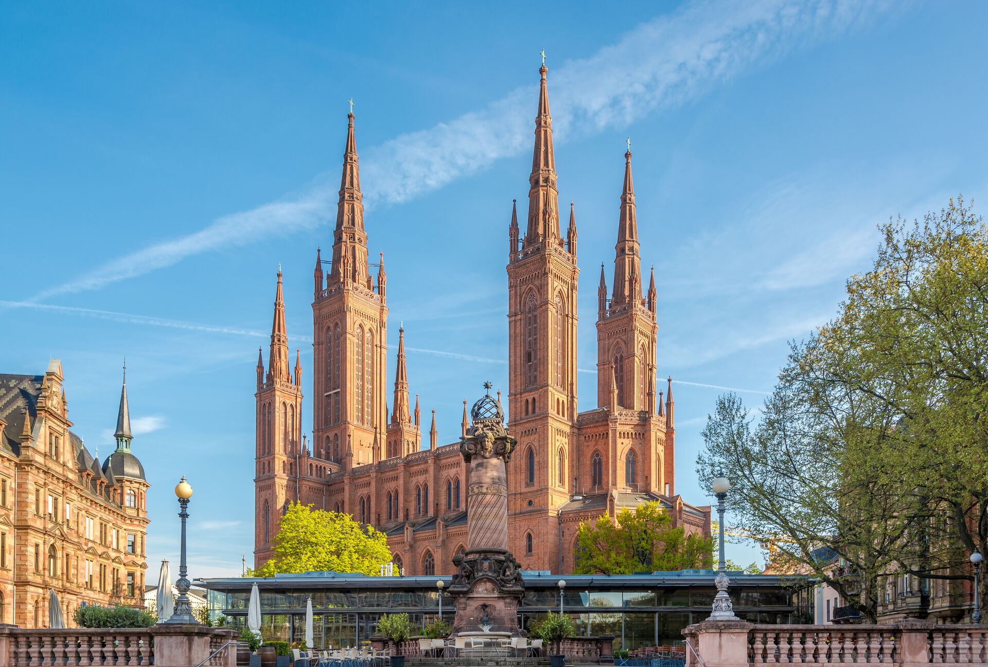 Stadtansicht
von Wiesbaden mit klassischer Architektur und Grünflächen