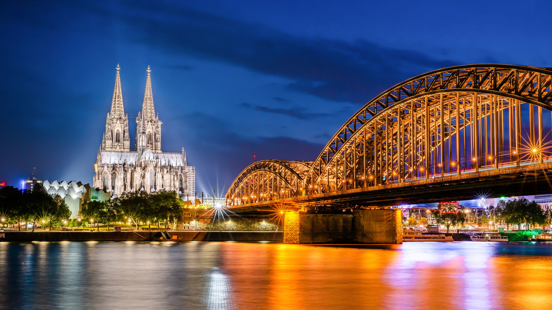 Wunderschöner Blick auf Köln bei Nacht. Kölner Dom
