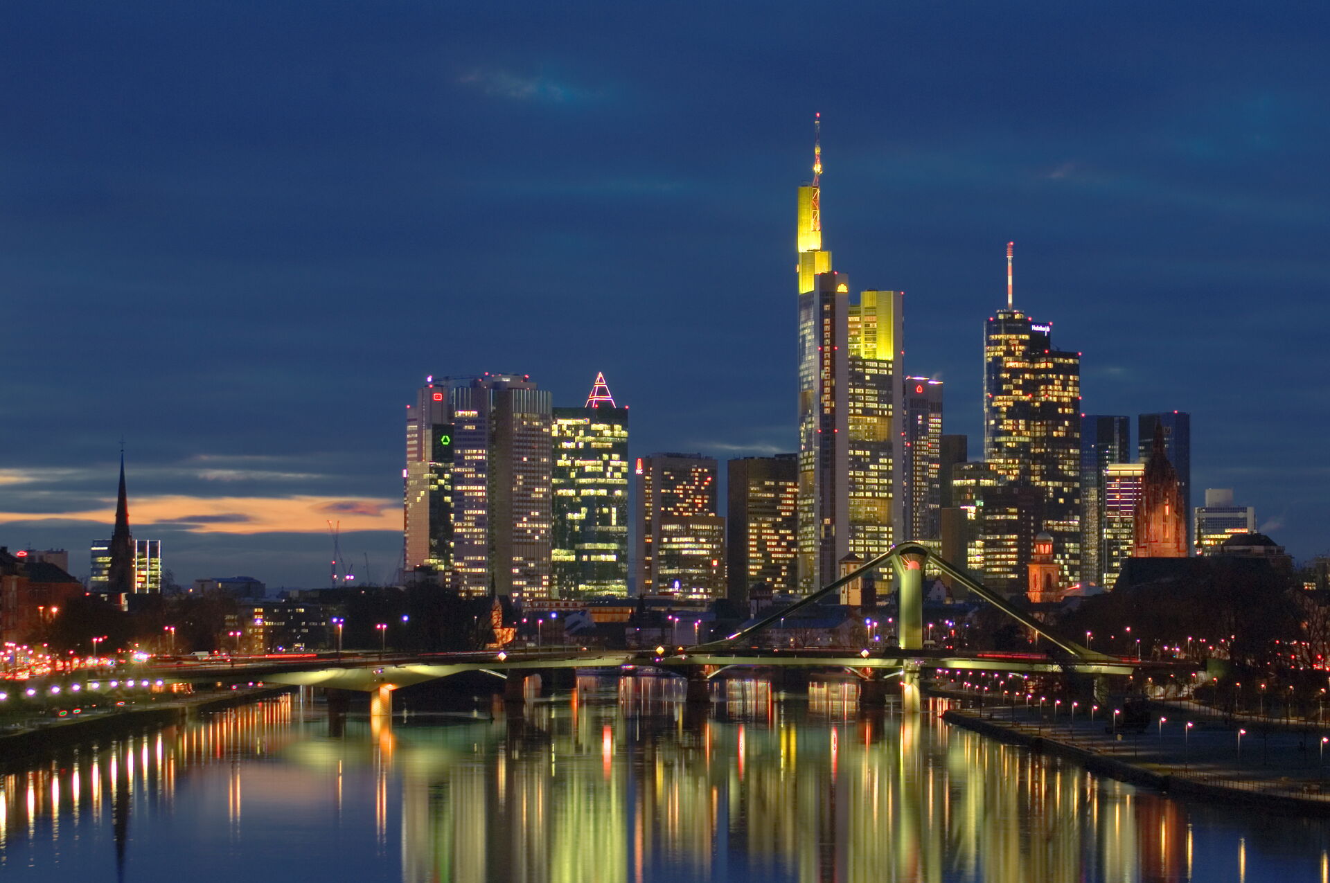 Blick auf die Skyline von Frankfurt bei Nacht