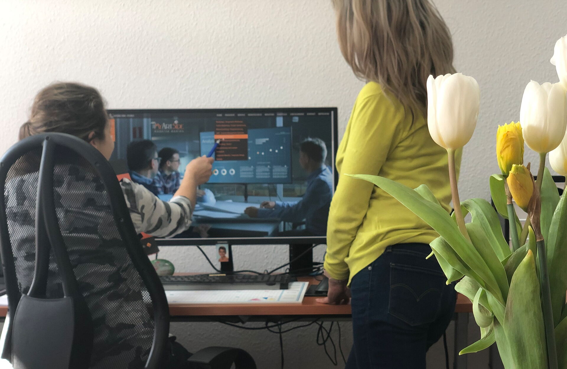 Mitarbeiterein von Myartside und die Geschäftsführerin S. Baudisch analysieren am PC die Website eines Kunden auf SEO und GEO
