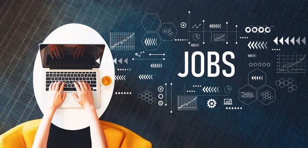 Eine Person tippt im virtuellen Raum, im Hintergrund das Wort "JOBS". Symbolisiert die innovative Arbeitswelt und die Möglichkeit zur Initiativbewerbung.
