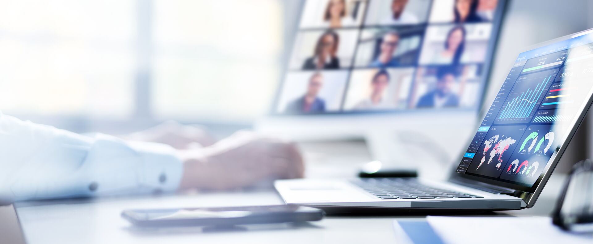 SEO Mitarbeiter arbeitet an der Suchmaschinenoptimierung einer Website am Monitor