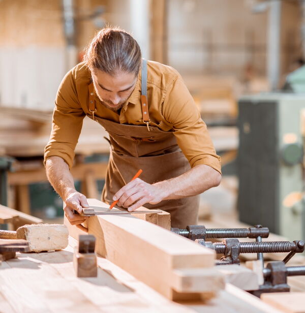 Handwerker arbeitet in seiner Werkstatt