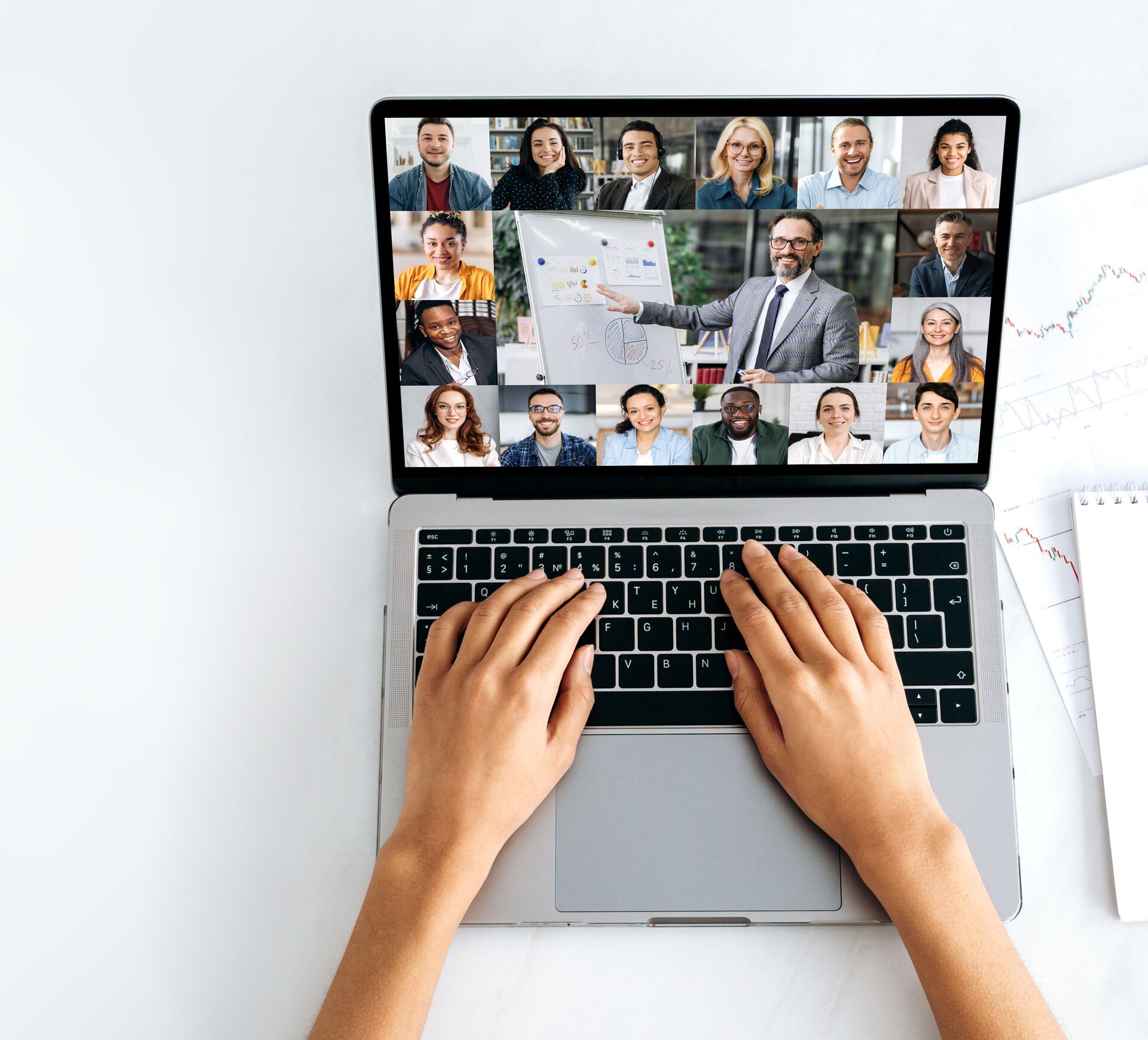 Person
arbeitet am Laptop mit Diagrammen zur Online-Optimierung
