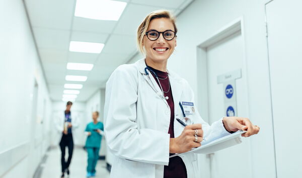 Ärztin einer Klinik schreibt eine Patientenakte