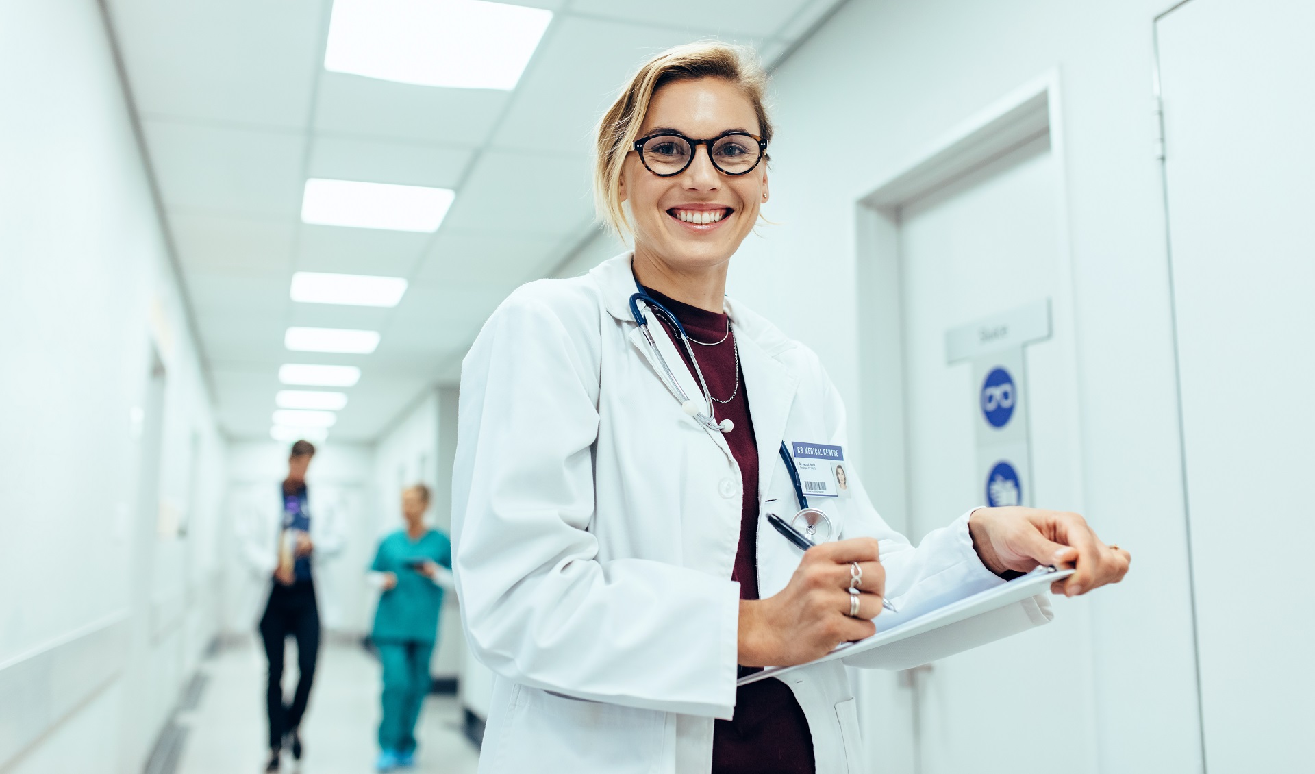 Ärztin einer Klinik schreibt eine Patientenakte